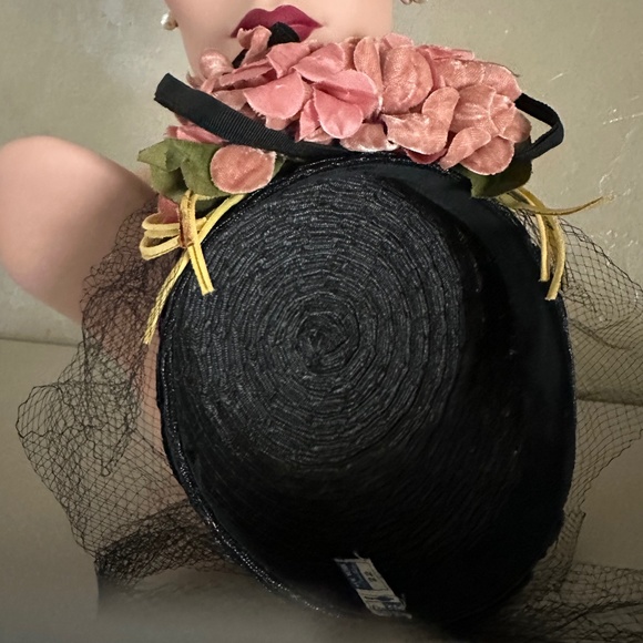 FABULOUS 1930s\' BLACK STRAW TOQUE  WITH FABRIC FLOWERS AND LONG VEIL main image 5